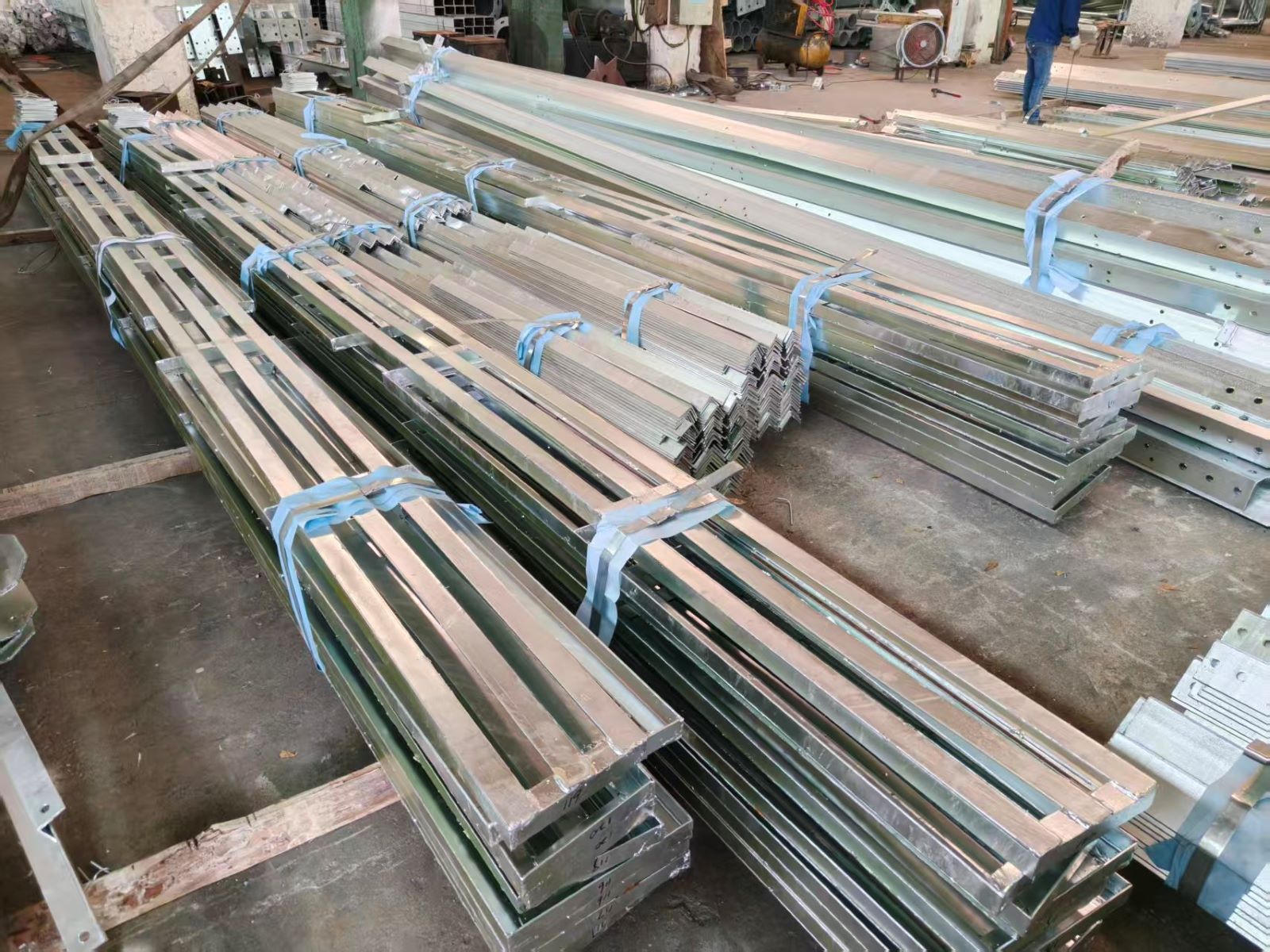 galvanized steel pipes (5) galvanized steel pipes (5)