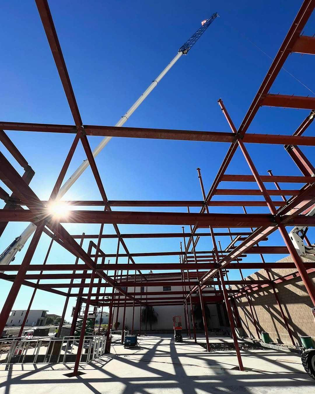 2025 Steel Structure Office Building Building High Into the Sky at the Thermal Club Comes to Lifting Structural Steel Beams