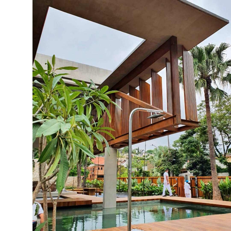 2025 the Mixed Structure of Exposed Steel and Metal Ensured the Minimum Number of Pillars Creating the Main Room of the House