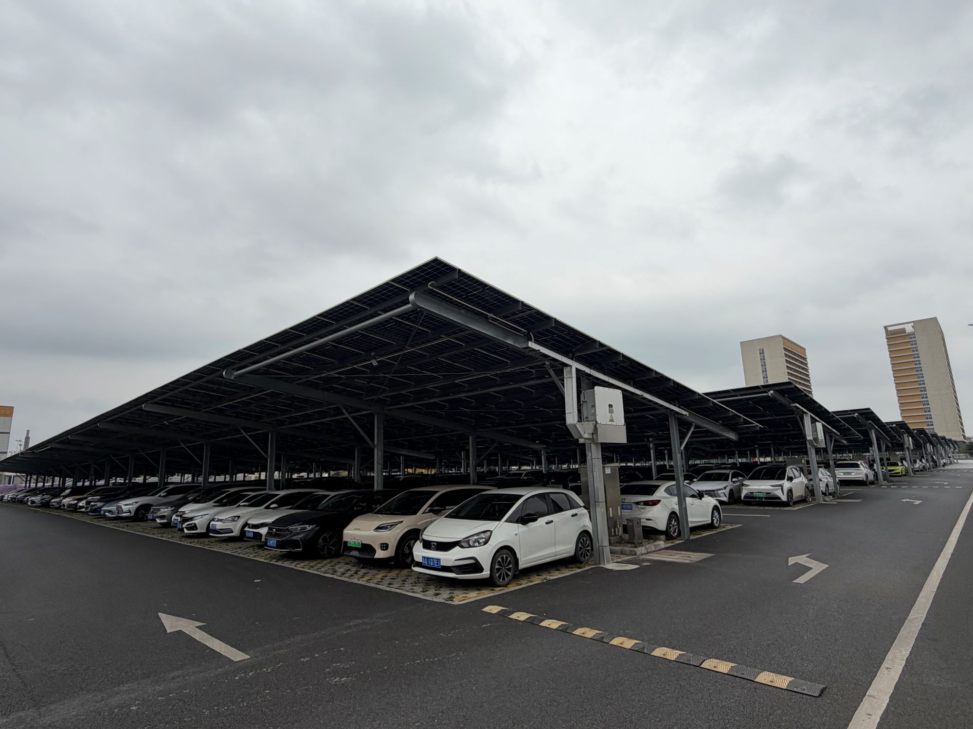 Solar Carports for Sustainable Commercial Parking Solutions