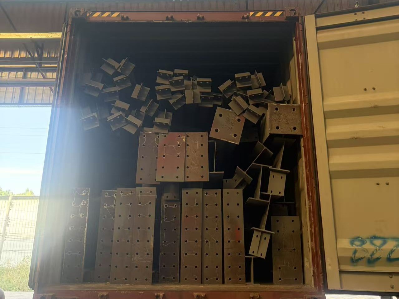 Steel Structure Loading & Container Packing with Steel Ladder Components