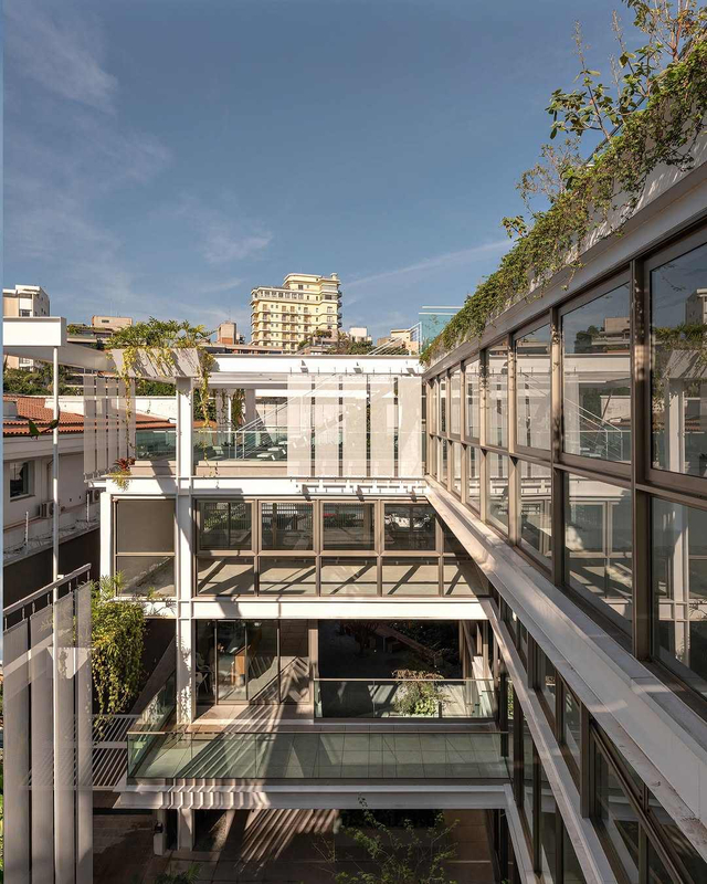 2025 Building Seeks to Make Full Use the Land Creating Intimate Connections Between Workspace and Land Nature Surrounding Views