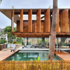 2025 the Mixed Structure of Exposed Steel and Metal Ensured the Minimum Number of Pillars Creating the Main Room of the House